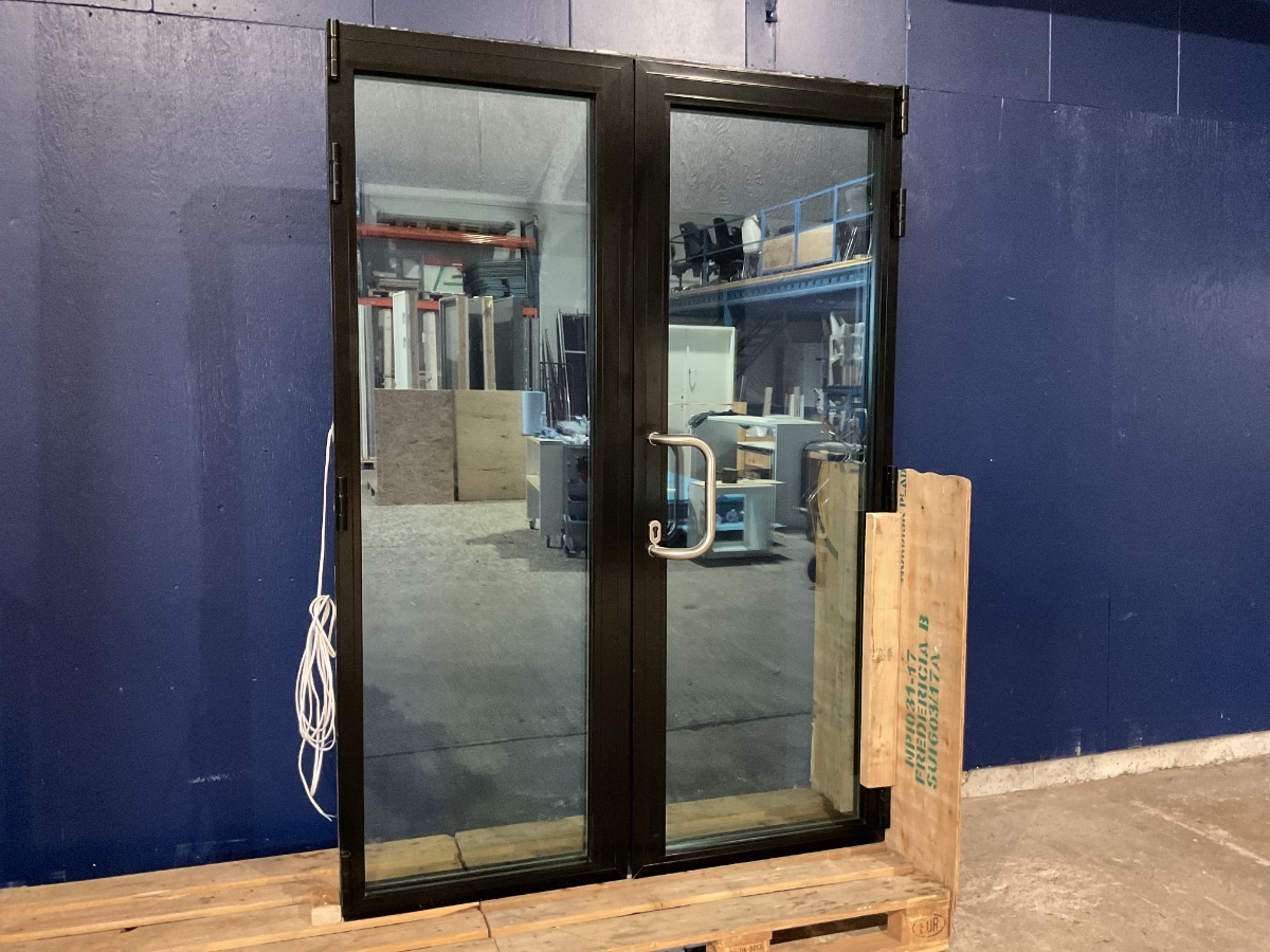 Butiksdør med sikkerhedsglas