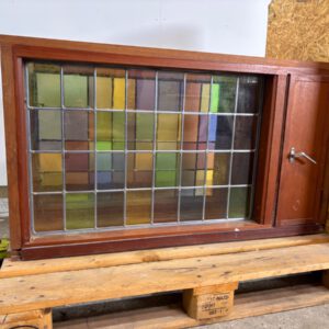 Mahogni vindue med blyindfattet glas