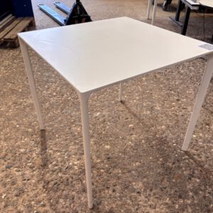 Hvidt kvadratisk bord